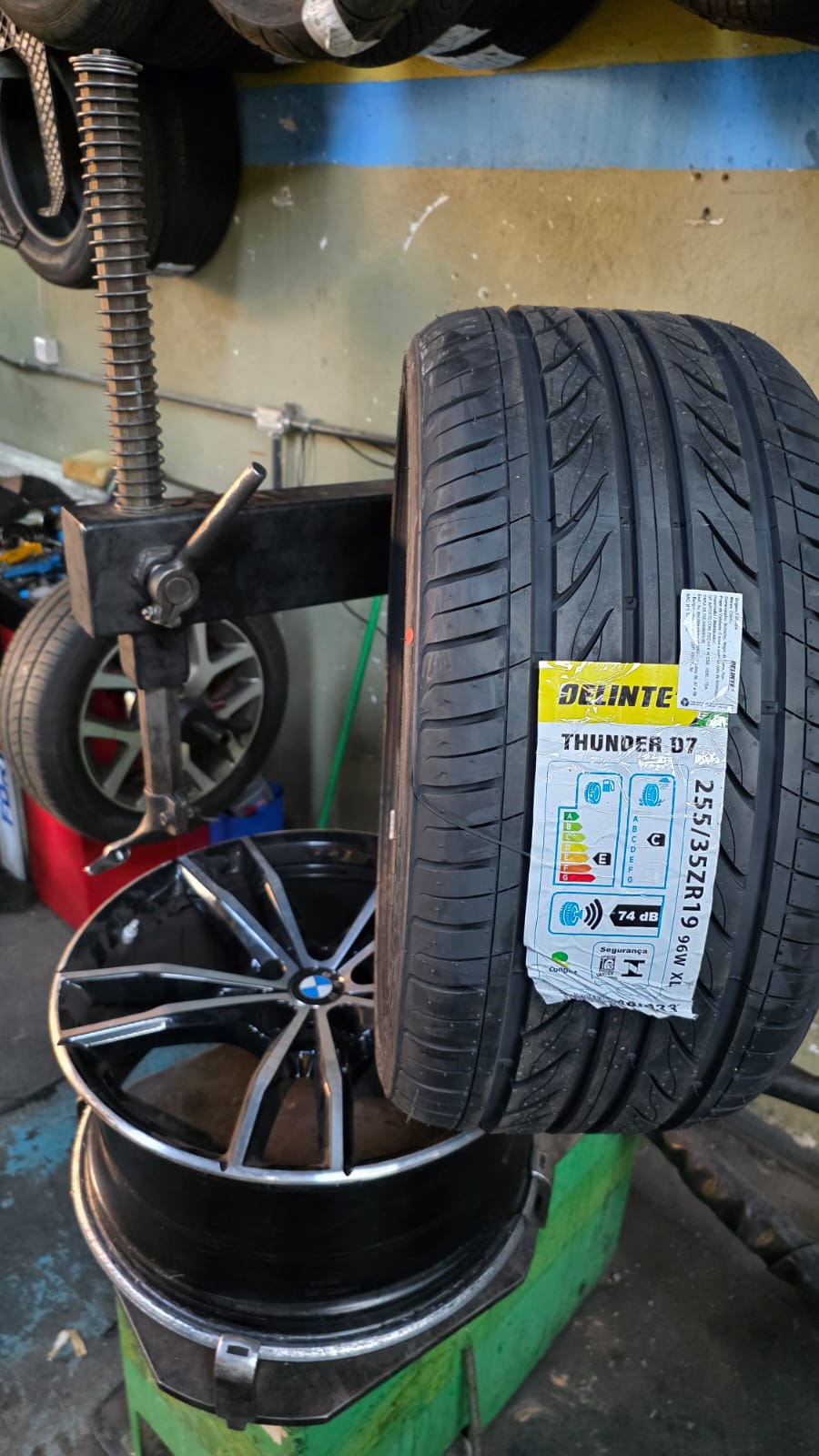 BMW com roda e pneu novo