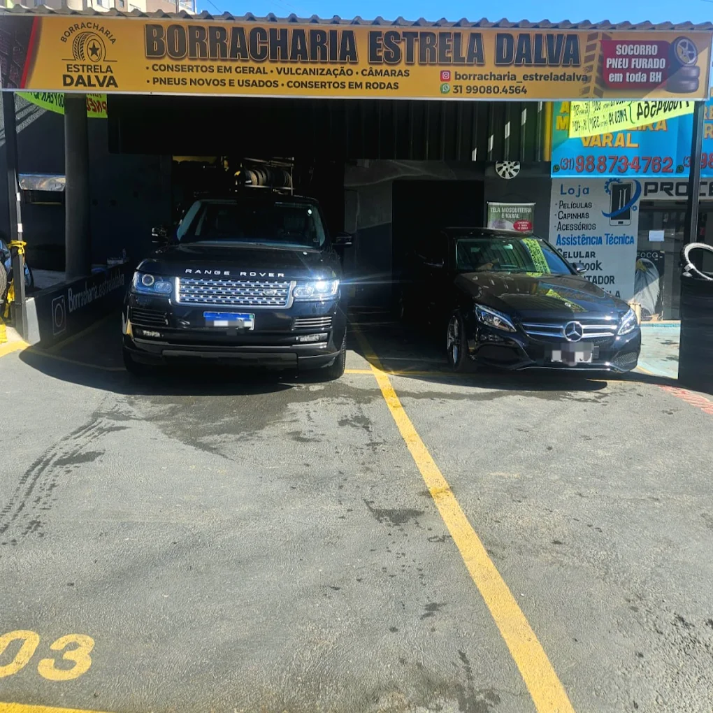 Fachada com veículos