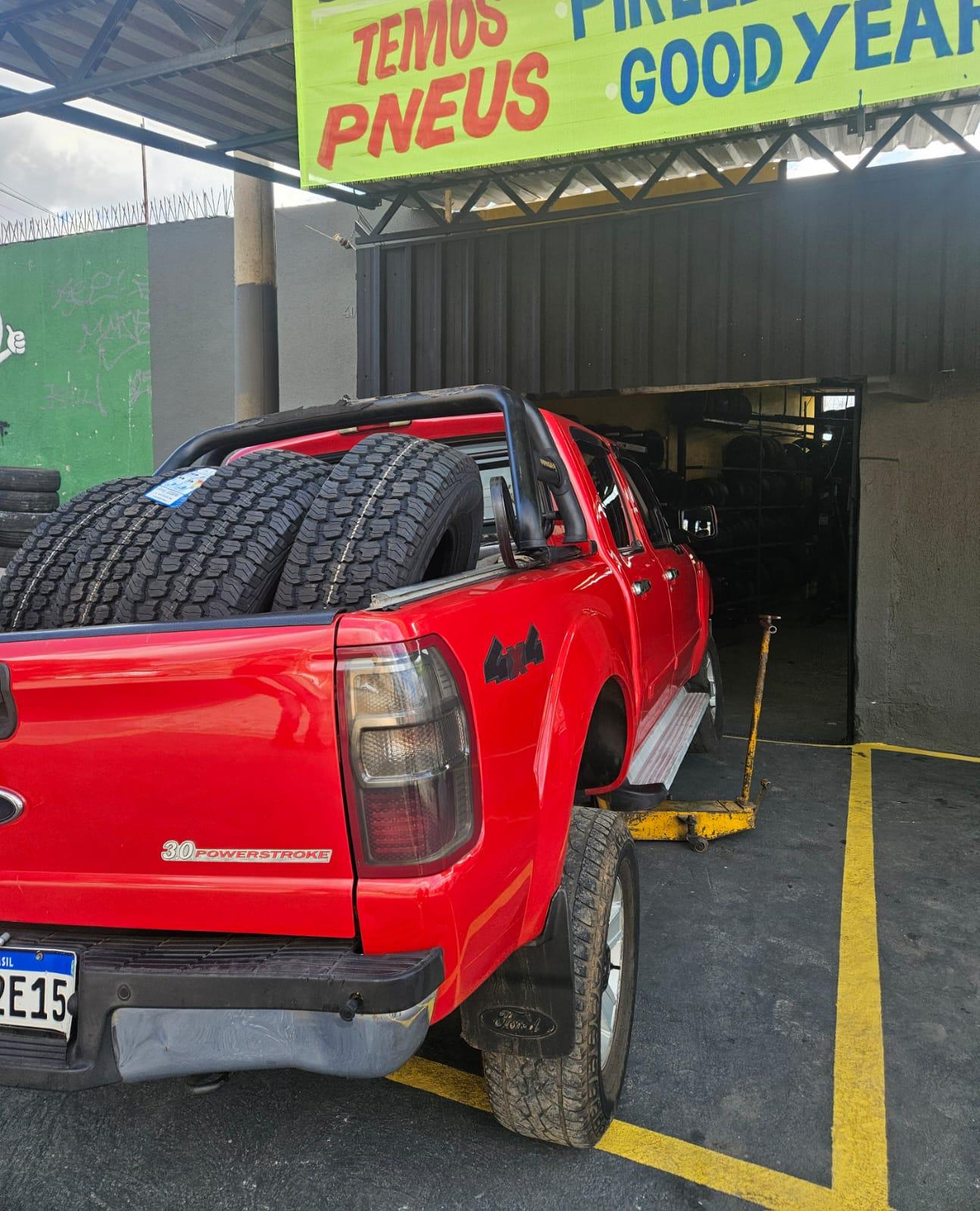 Pickup com pneus novos